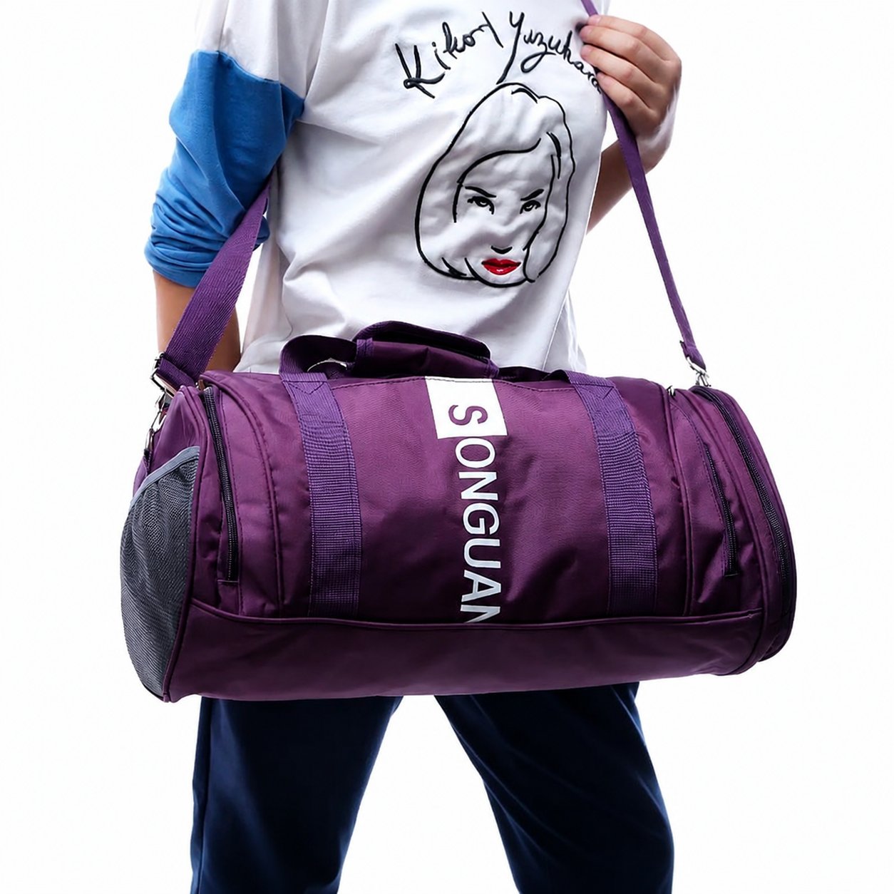 Duffle bag handle and zipper details